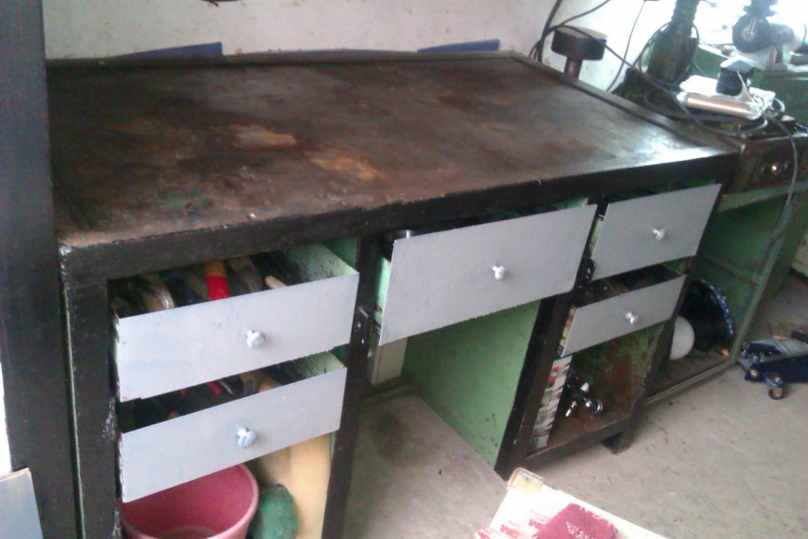 Стол с ящиками для гаража