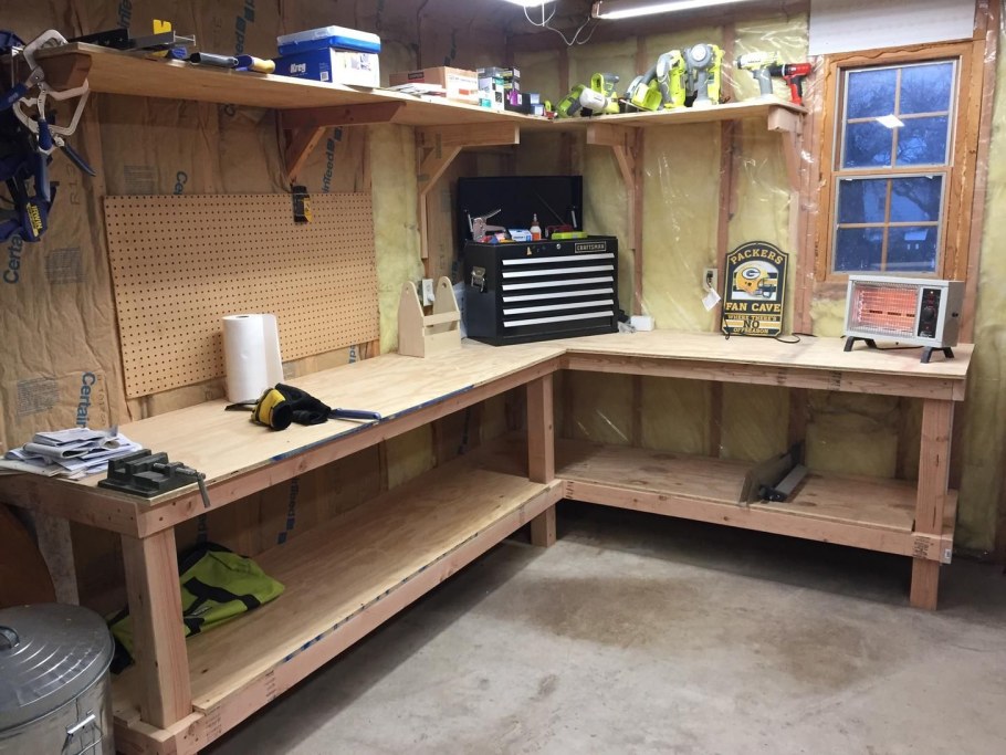 Угловой верстак в гараже