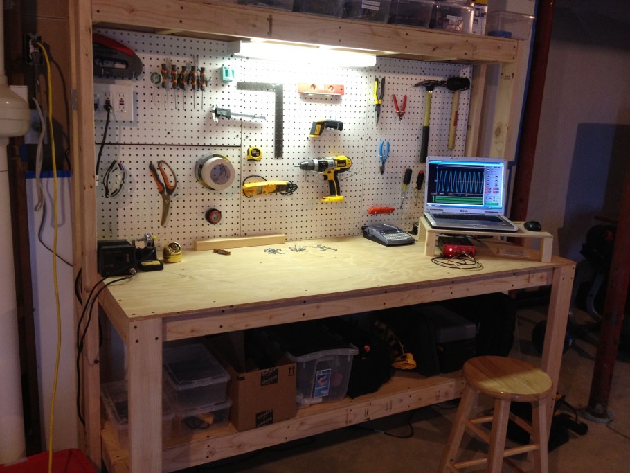 Угловой верстак в гараже