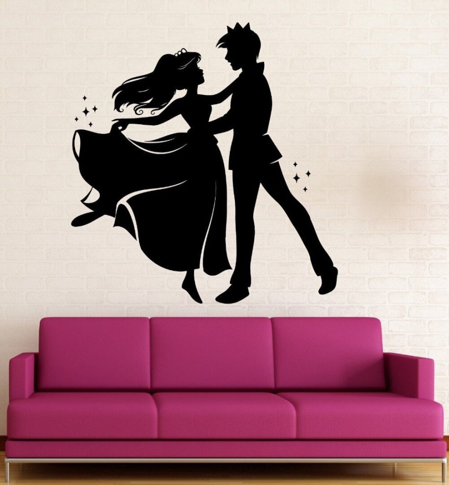 Силуэты бал на стене