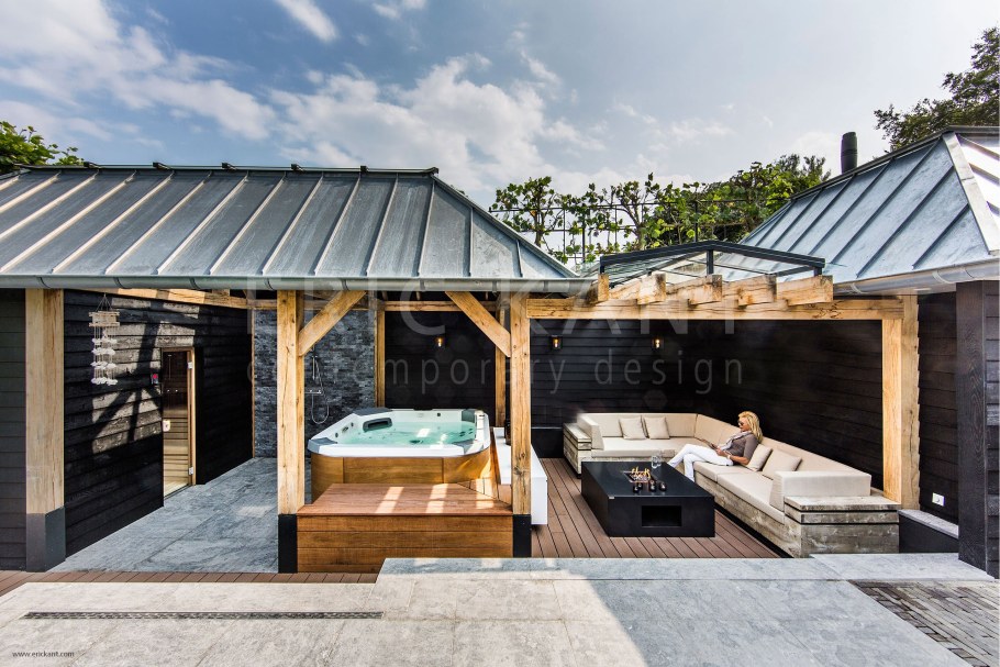 Дача с бассейном и гаражом