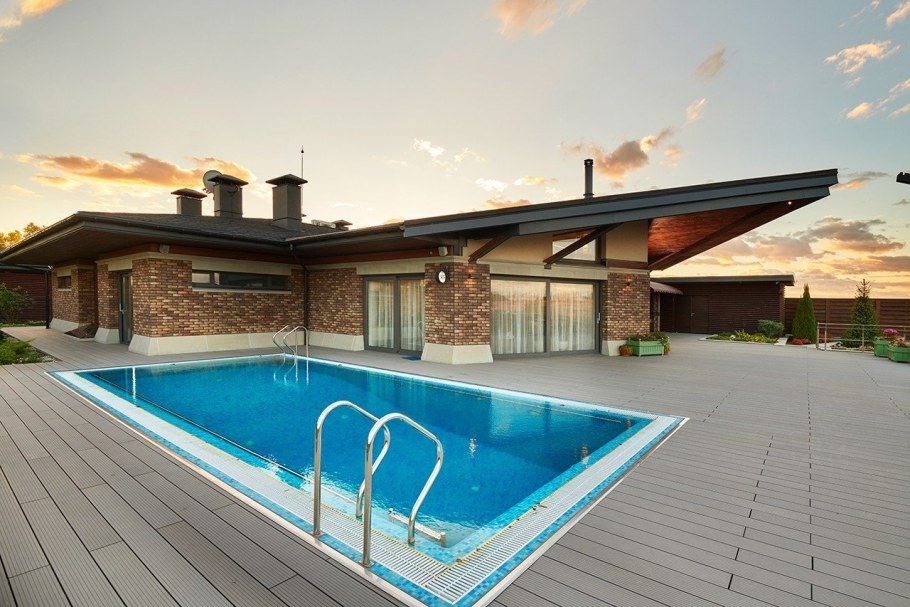 Двухэтажный дом с бассейном и гаражом