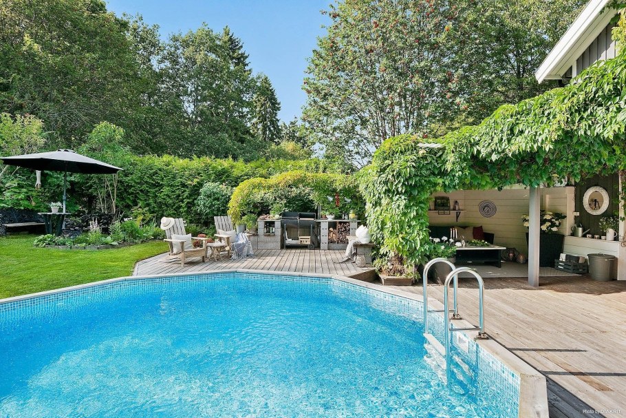 Двухэтажный дом с бассейном и садом