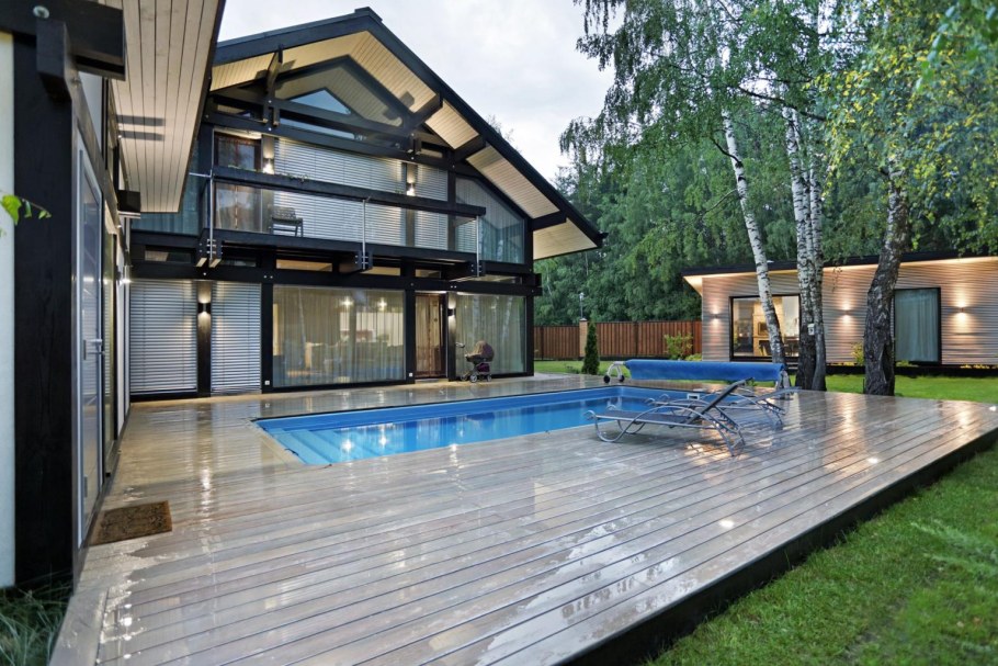 Небольшой дом с бассейном