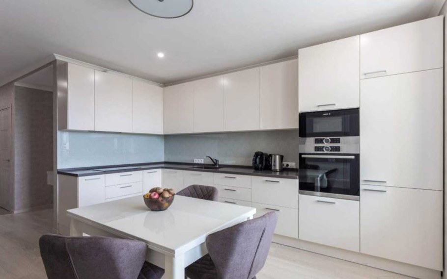 Светлые стены на кухне