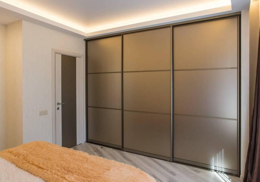 Матовое зеркало в шкафах купе