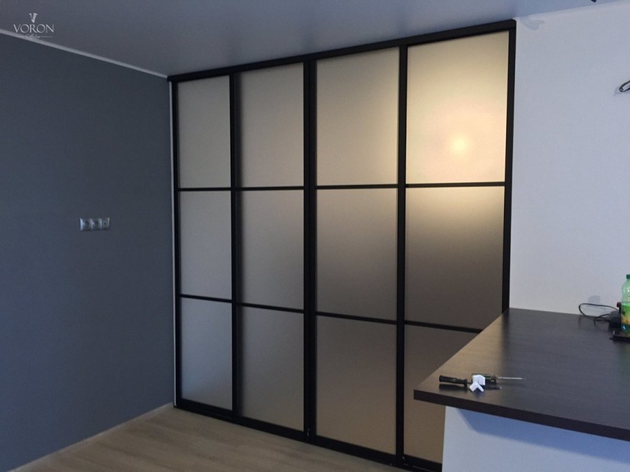 Перегородка с матовым стеклом