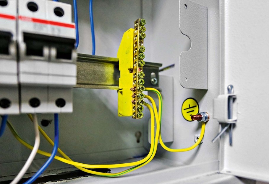 Эл щиток IEK заземление