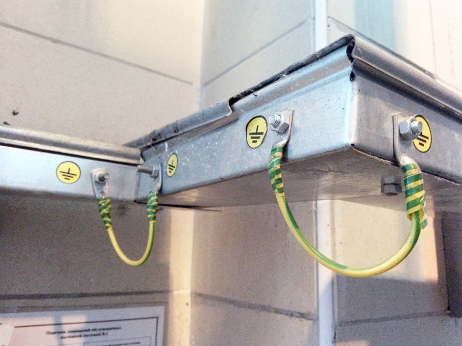 Заземление металлических кабельных лотков ДКС