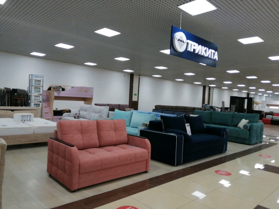 Мягкая мебель в магазине три кита