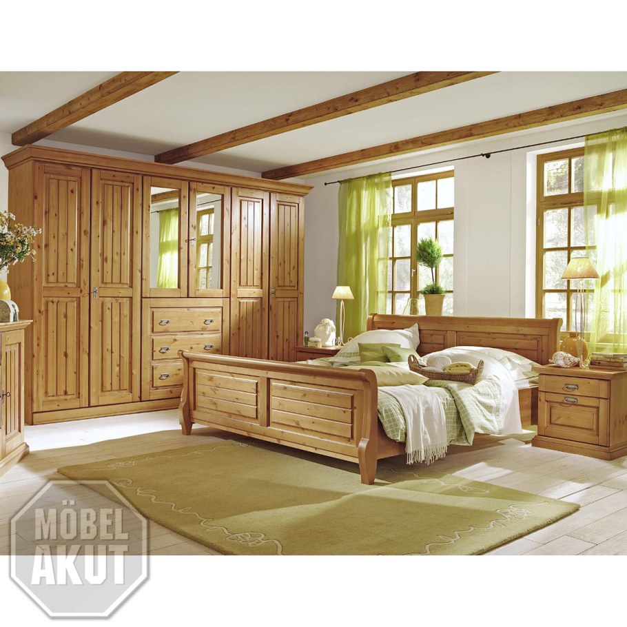 Комната с мебелью из массива