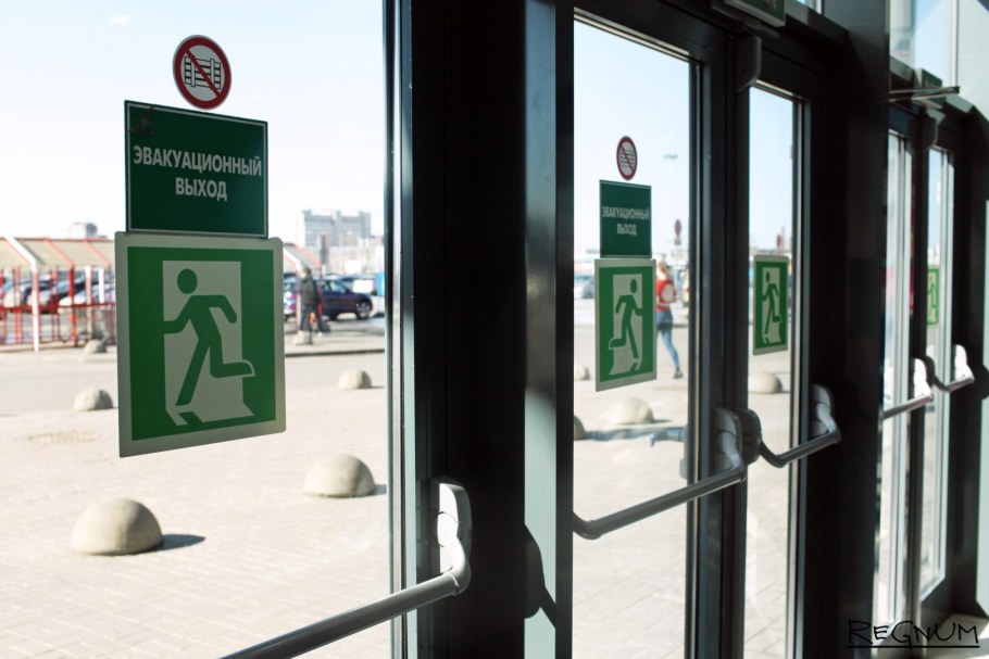 Дверь эвакуационная в ТЦ