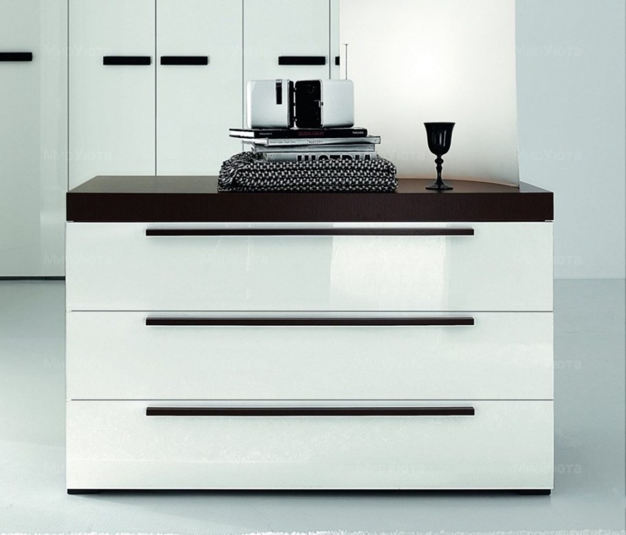 Комод глянцевый