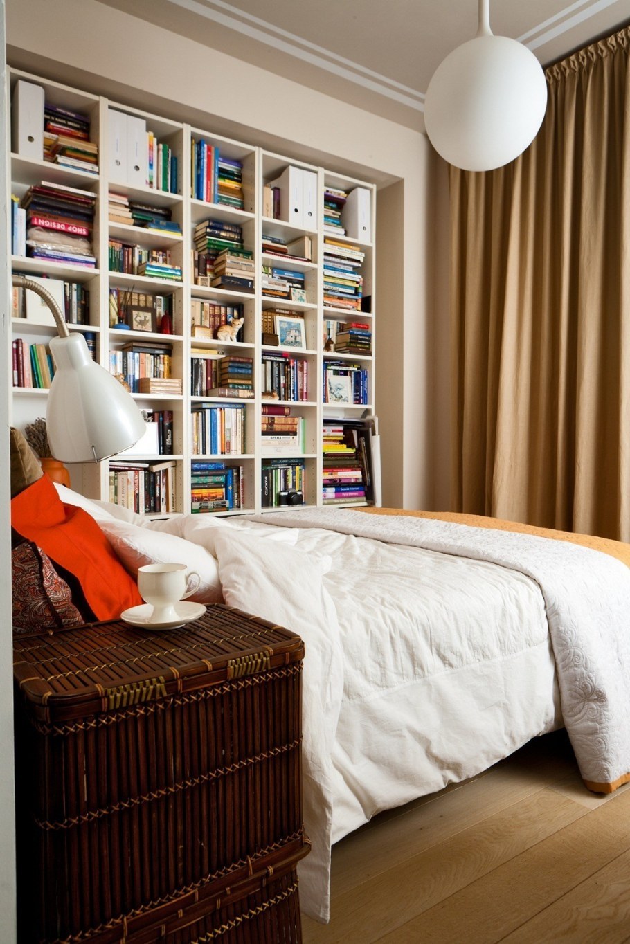 Книжный шкаф в спальне