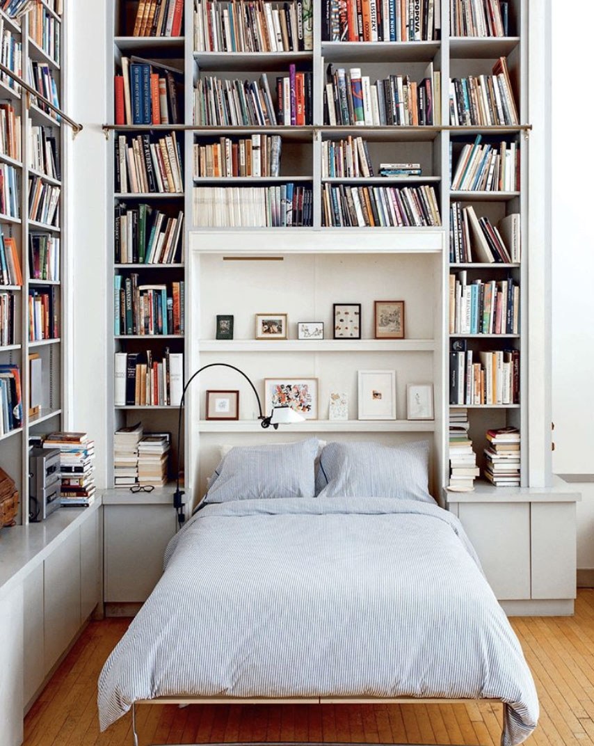Спальня с книжными полками