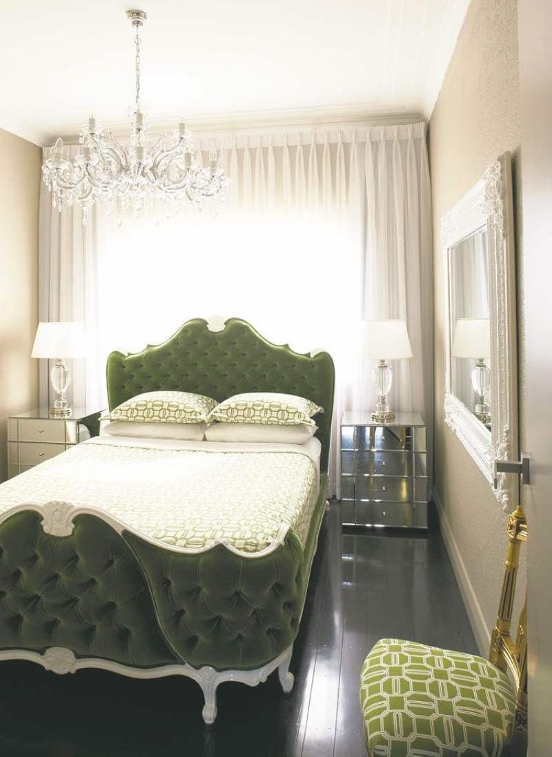 Кровать изголовьем к окну