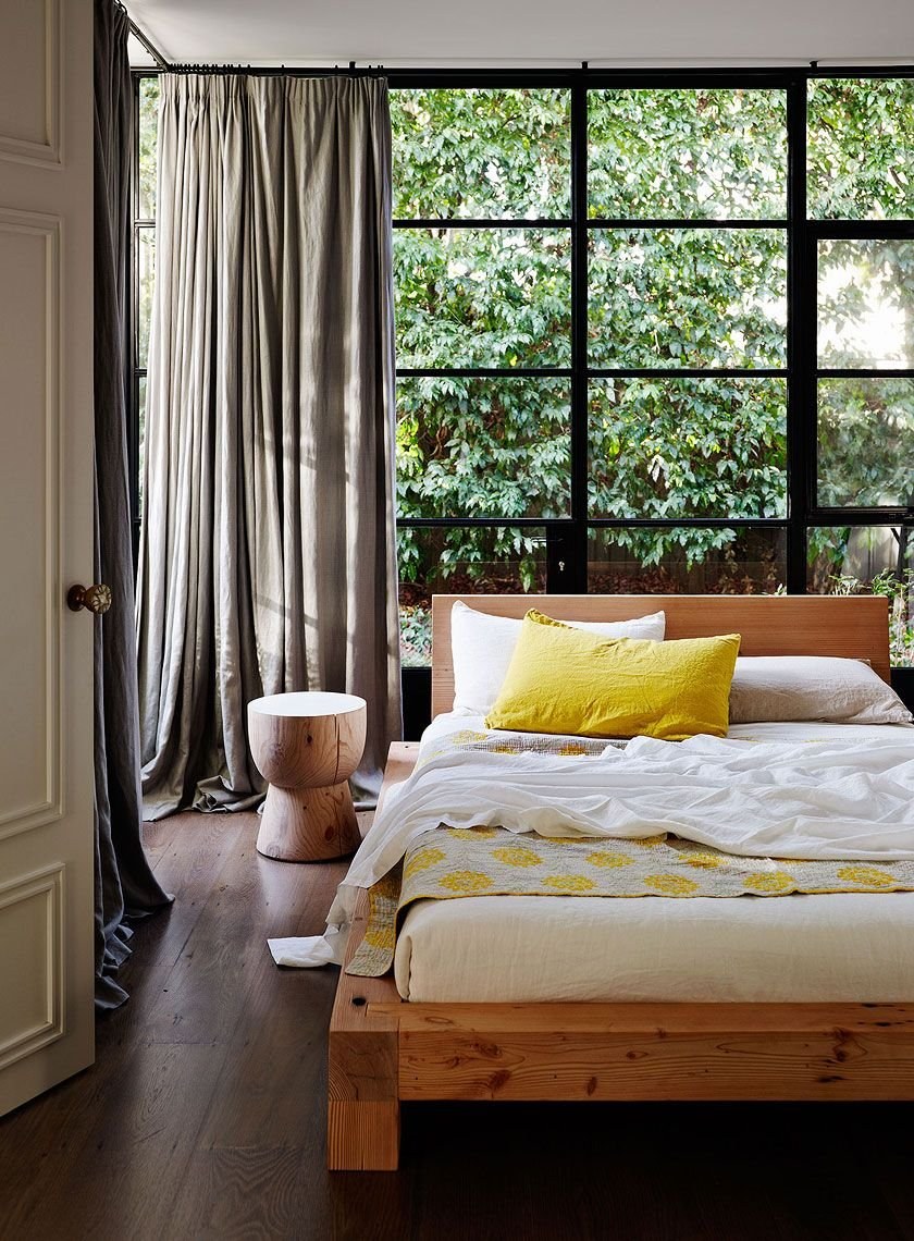 Спальня с окном в изголовье