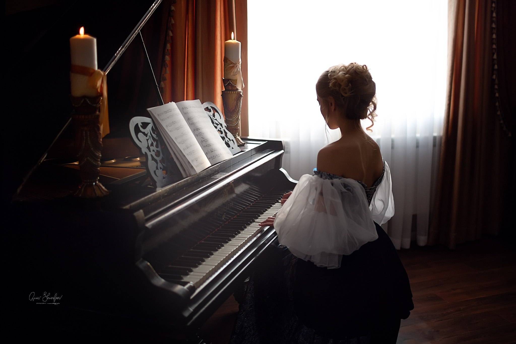 Романсы булахова. Девушка за пианино. Девочка за роялем. Девочка за пианино.