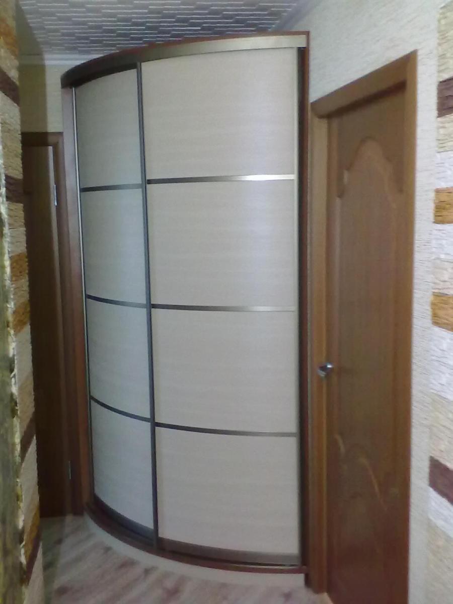 Радиусный шкаф в прихожую