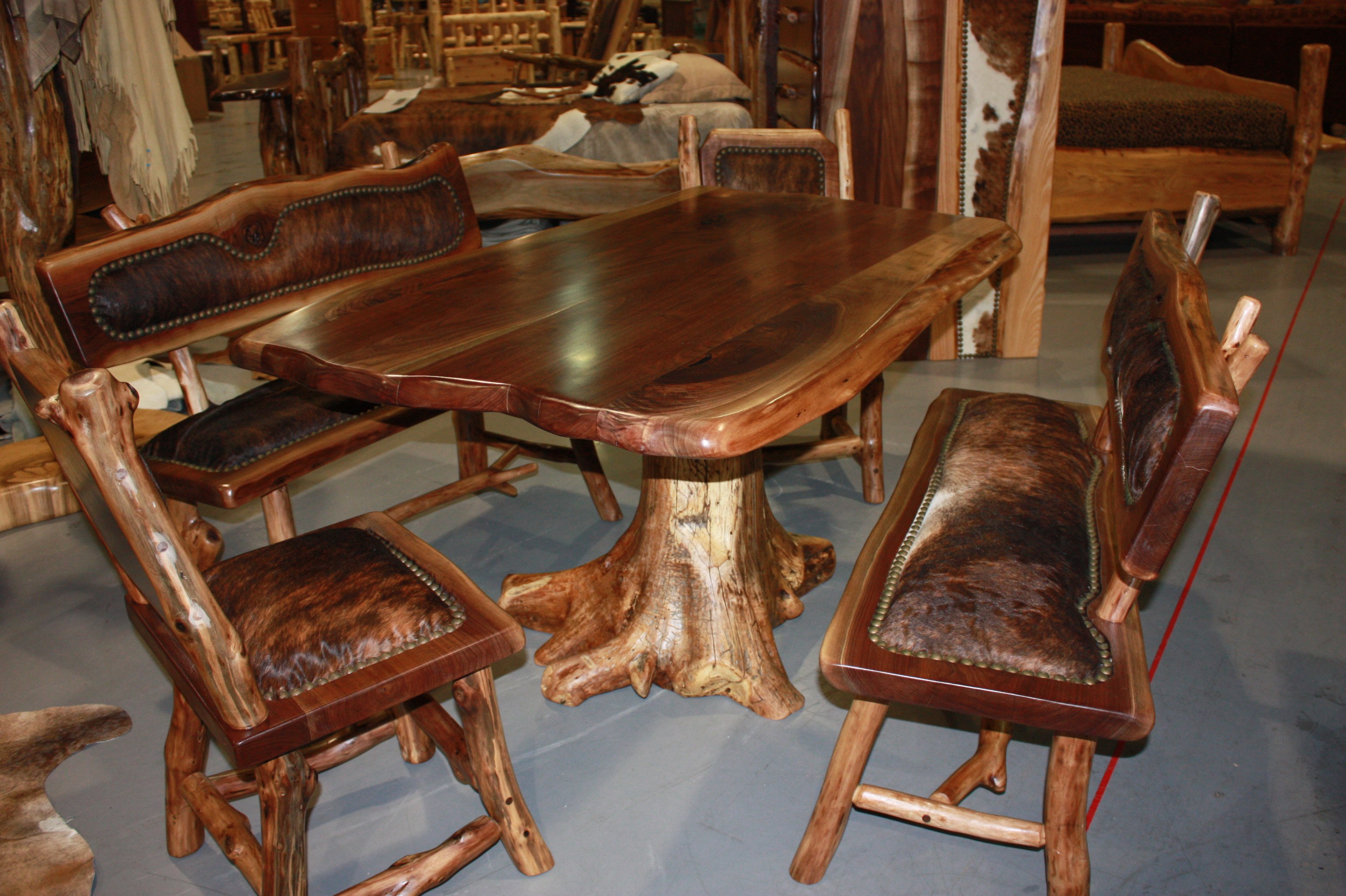 Изготавливается мебель. Красивая деревянная мебель. Состаренная мебель из дерева. Красивый деревянный стол. Деревянный стол под старину.
