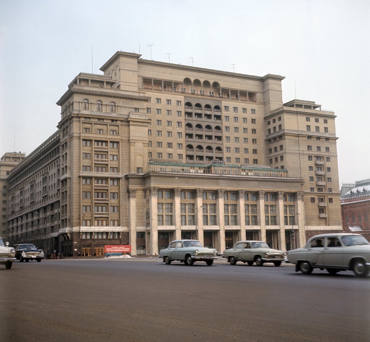 Гостиница москва в москве. Гостиница Москва Архитектор Щусев. Гостиница «Москва» по проекту Алексея Щусева. Здание гостиница Москва Щусева. Гостиница «Москва» а. в. Щусев, о. а. Стапран.