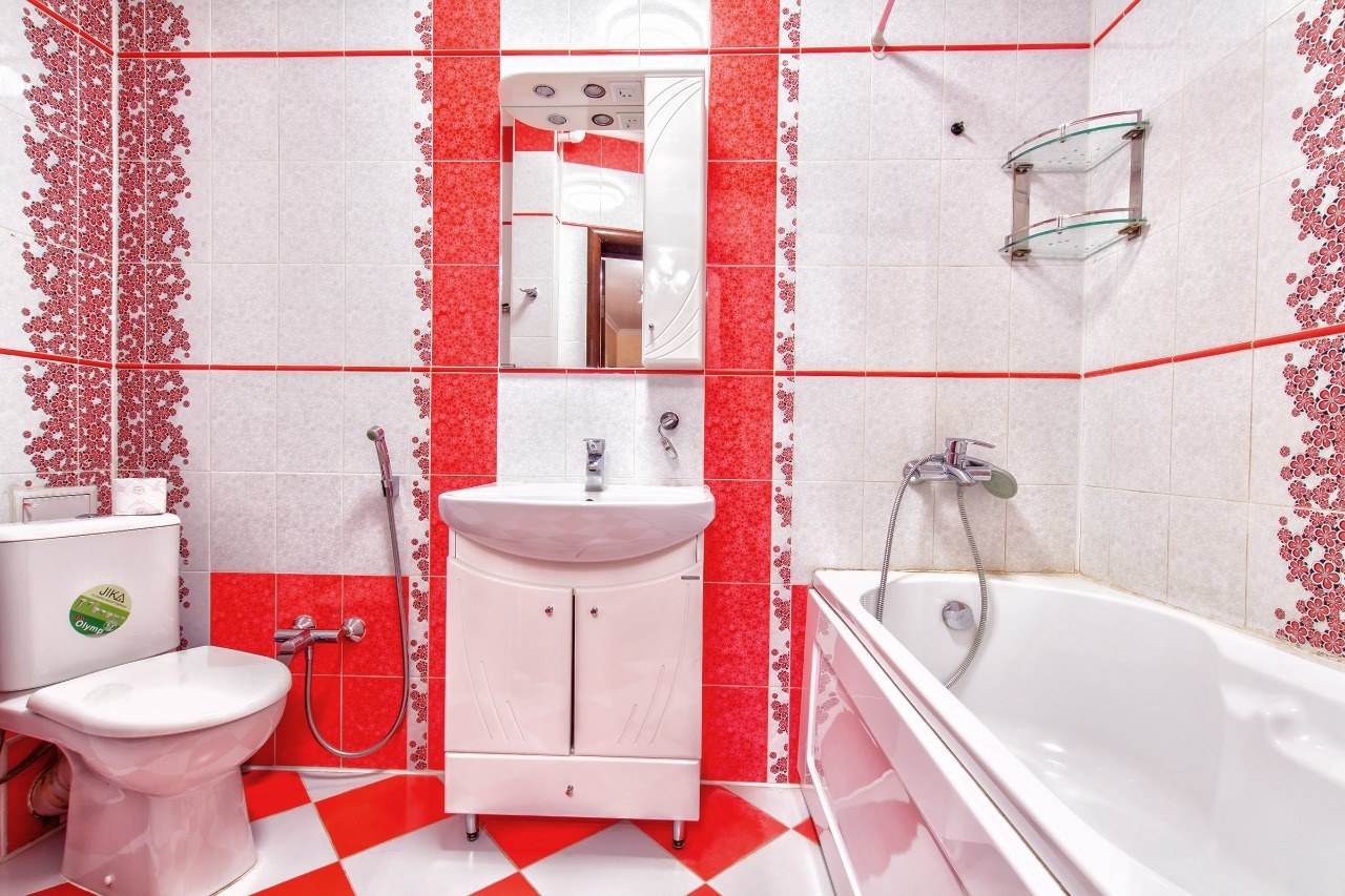 Красная плитка в ванной plitka vanny ru. Красная плитка для ванной. Плитка для ванной красная с белым. Красная ванная. Ванная в красно-белом цвете.