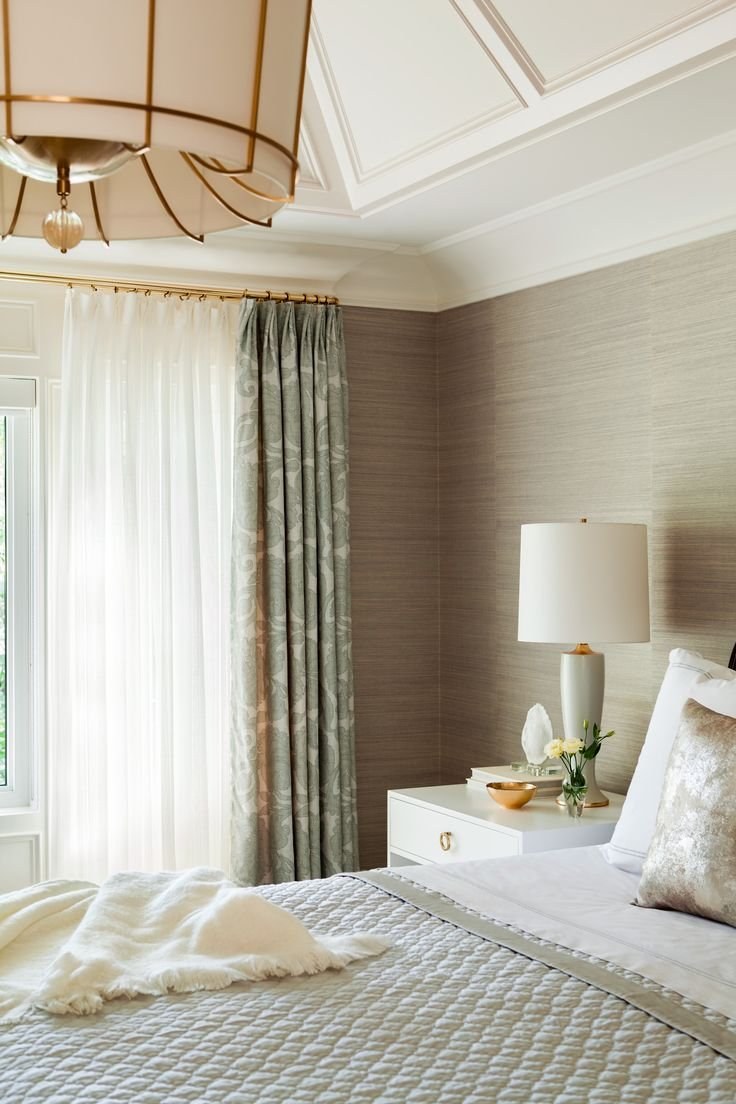 Шторы в интерьере спальни
