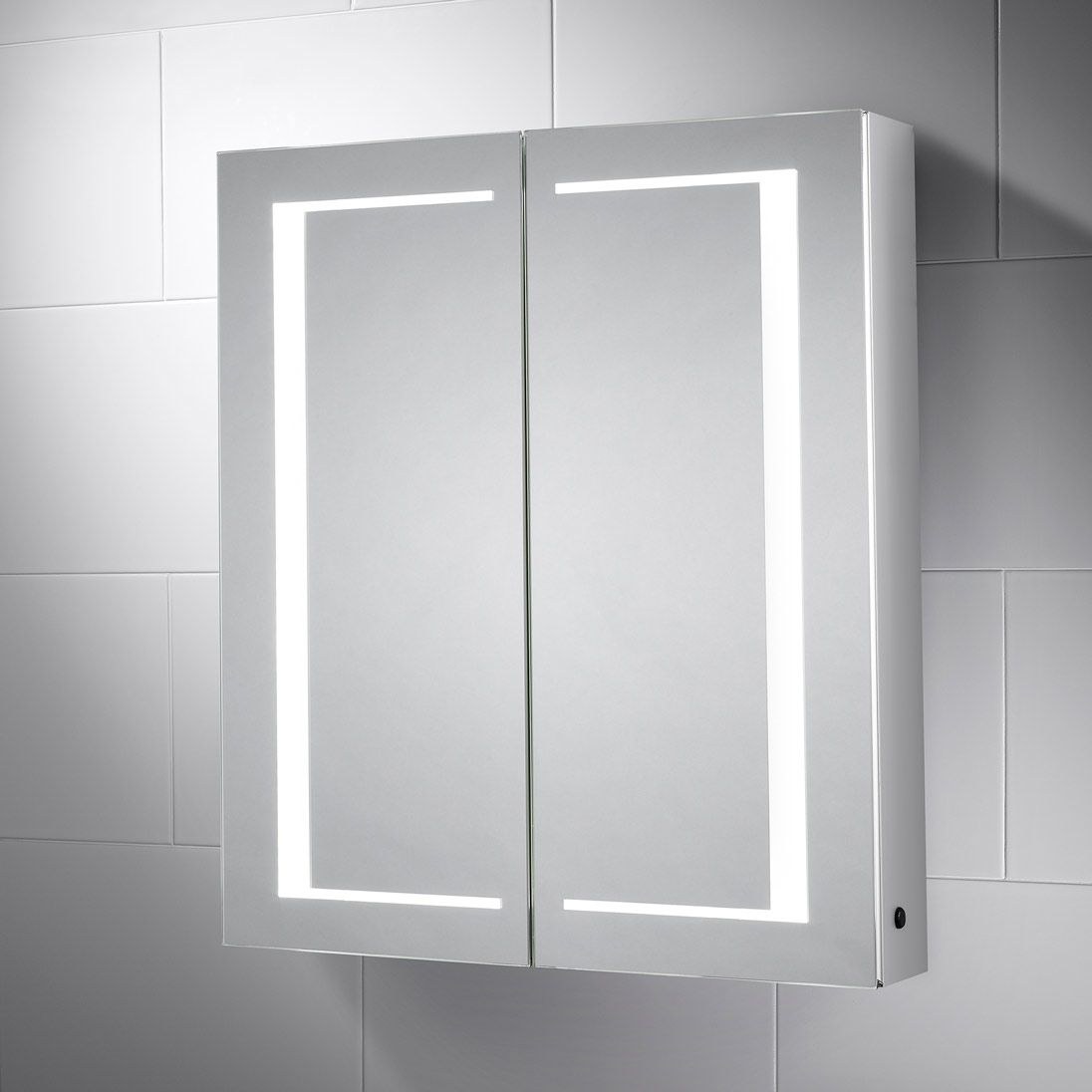 Шкаф с зеркалом для ванной комнаты навесной. Зеркальный шкаф Nova 90. Шкафчик с подсветкой в ванную. Зеркальный шкаф для ванной с подсветкой. Зеркало в ванную с подсветкой и шкафчиком.