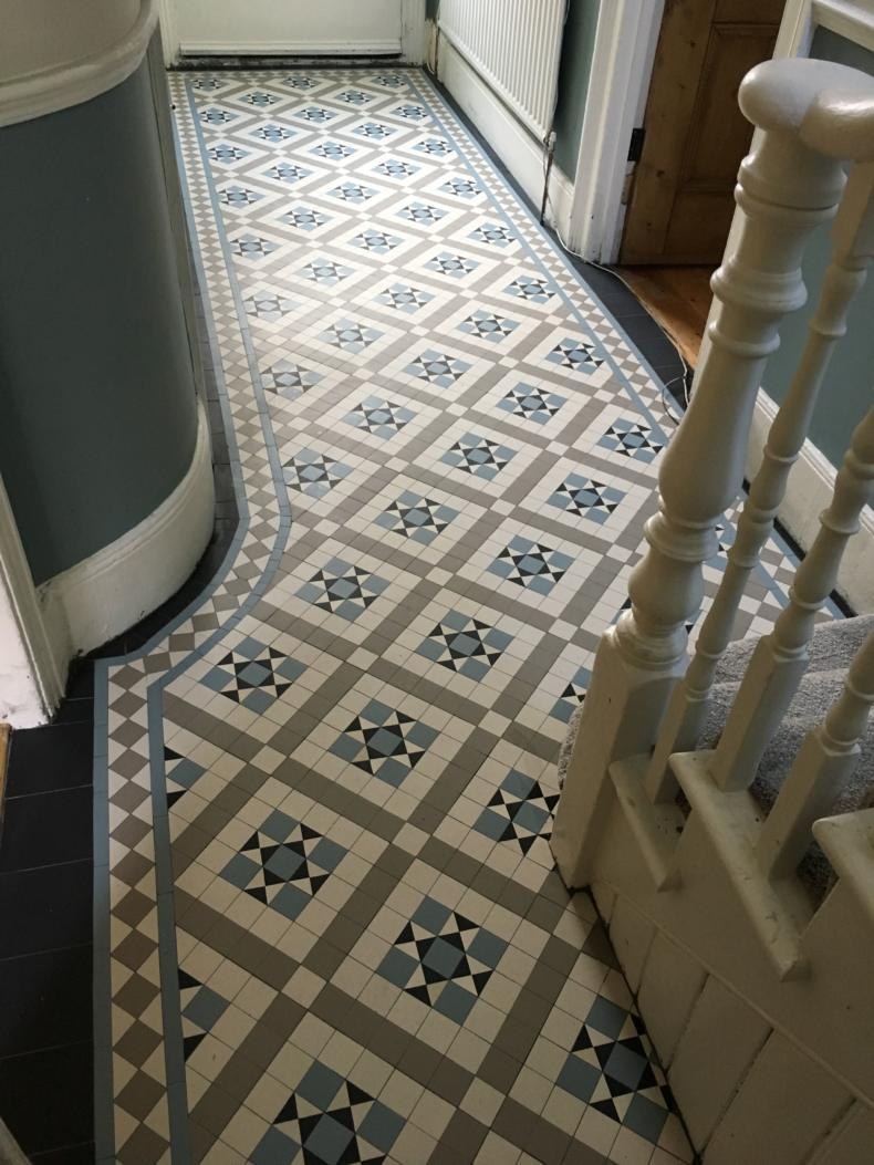 Мозаика на полу в прихожей