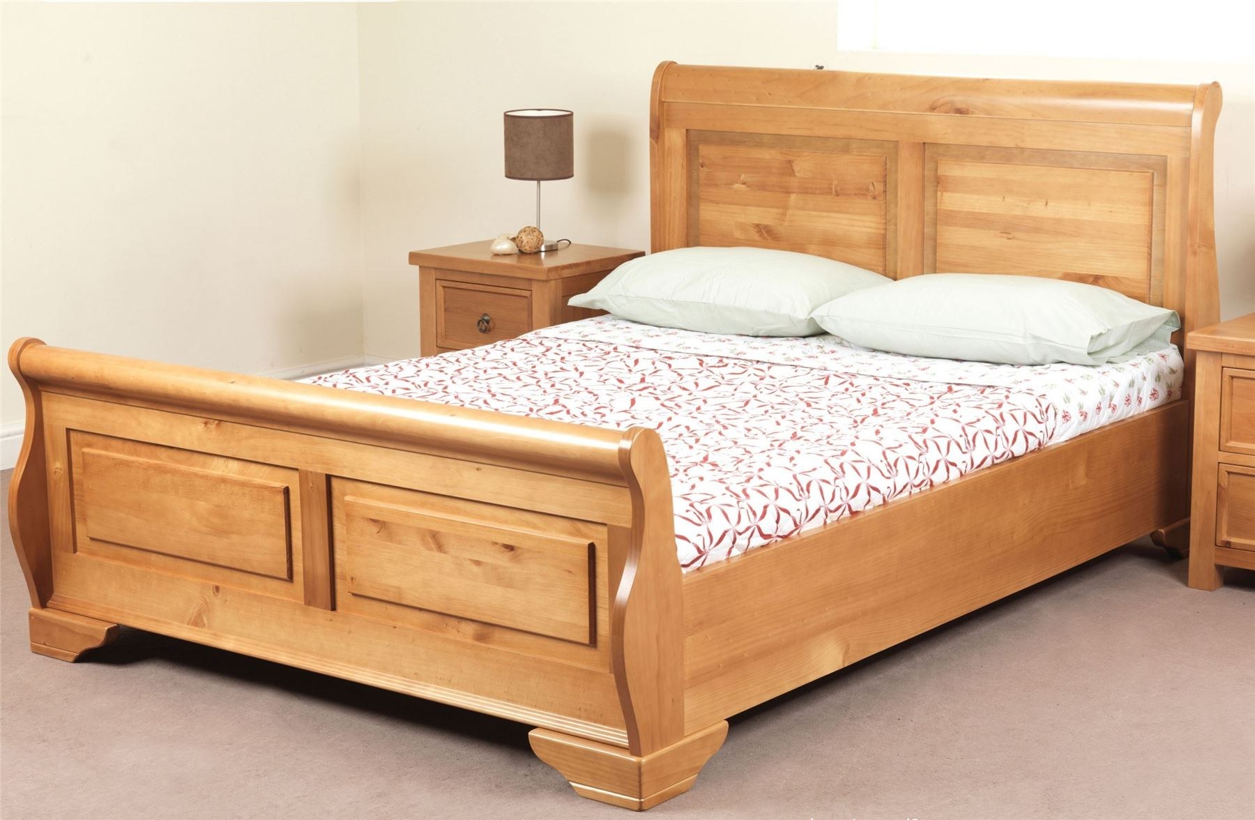 Купить деревянную кровать недорого. Кровать Кинг сайз. Кровать деревянная. Кровать из натурального дерева. Кровать из массива дерева.