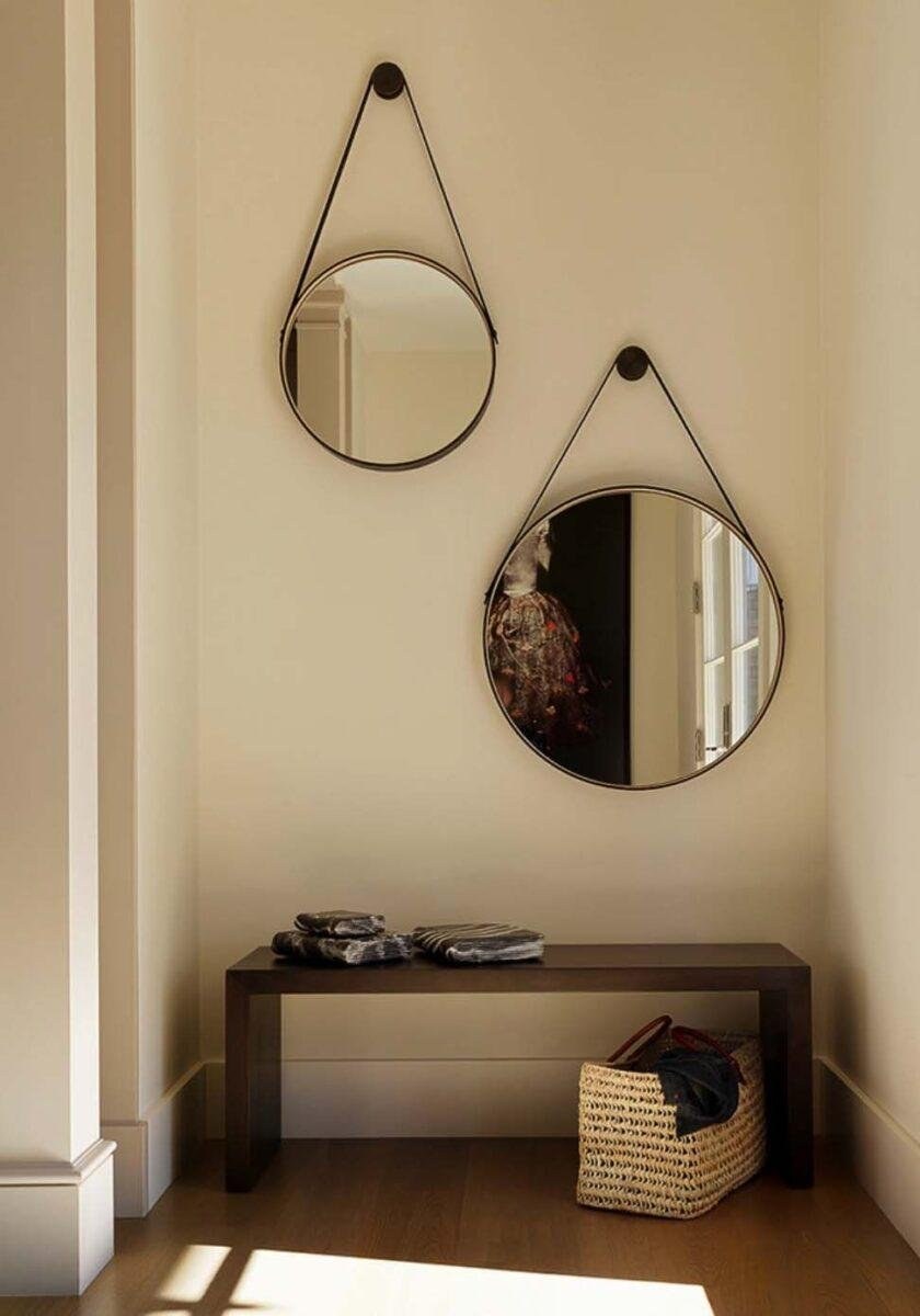 Круглое зеркало в прихожей