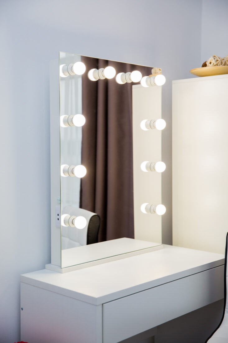 Гримерное зеркало 80*80 белое