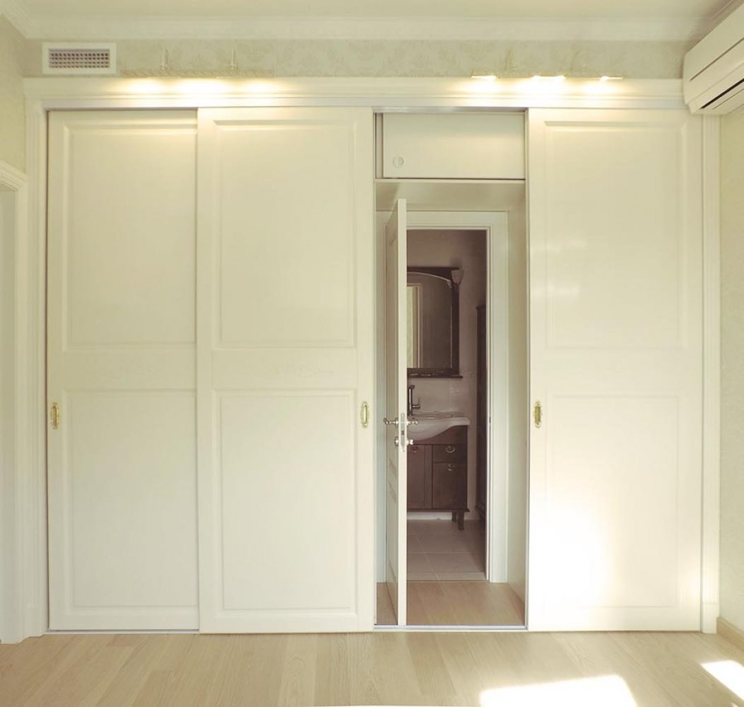 Встроенные шкафы в коридор. Шкаф-купе в прихожую встроенный. Дверь встроенная в шкаф фото. Дверь встроенная в шкаф фото. Шкаф над дверью.