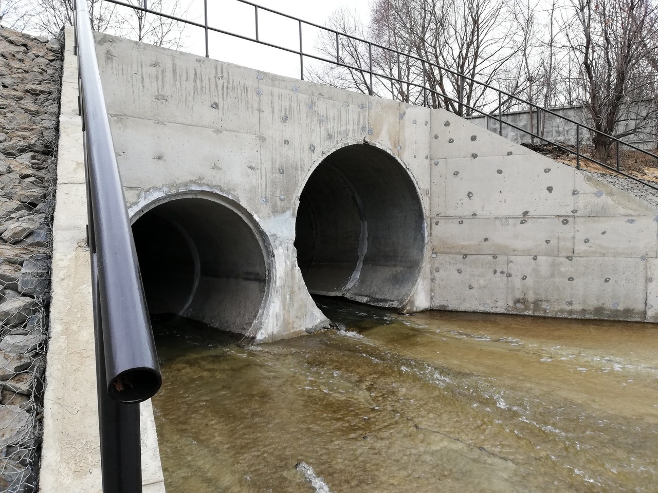 Сооружение сточный. Донный водоспуск плотины. Водовыпуск (водоспуск). Береговой водовыпуск. Донный трубчатый водовыпуск.