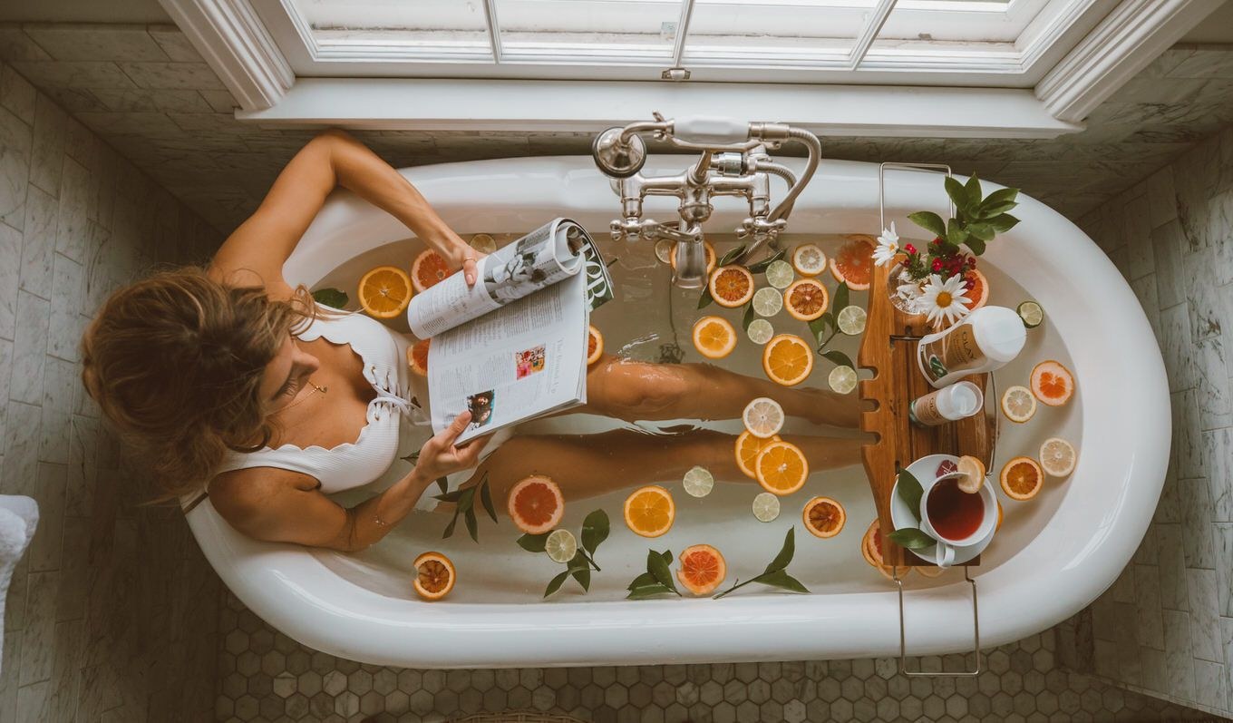 Жена моет ванну. Фотосессия в ванной. Ванна с апельсинами. Фотосессия в ванне. Девушка в ванне.
