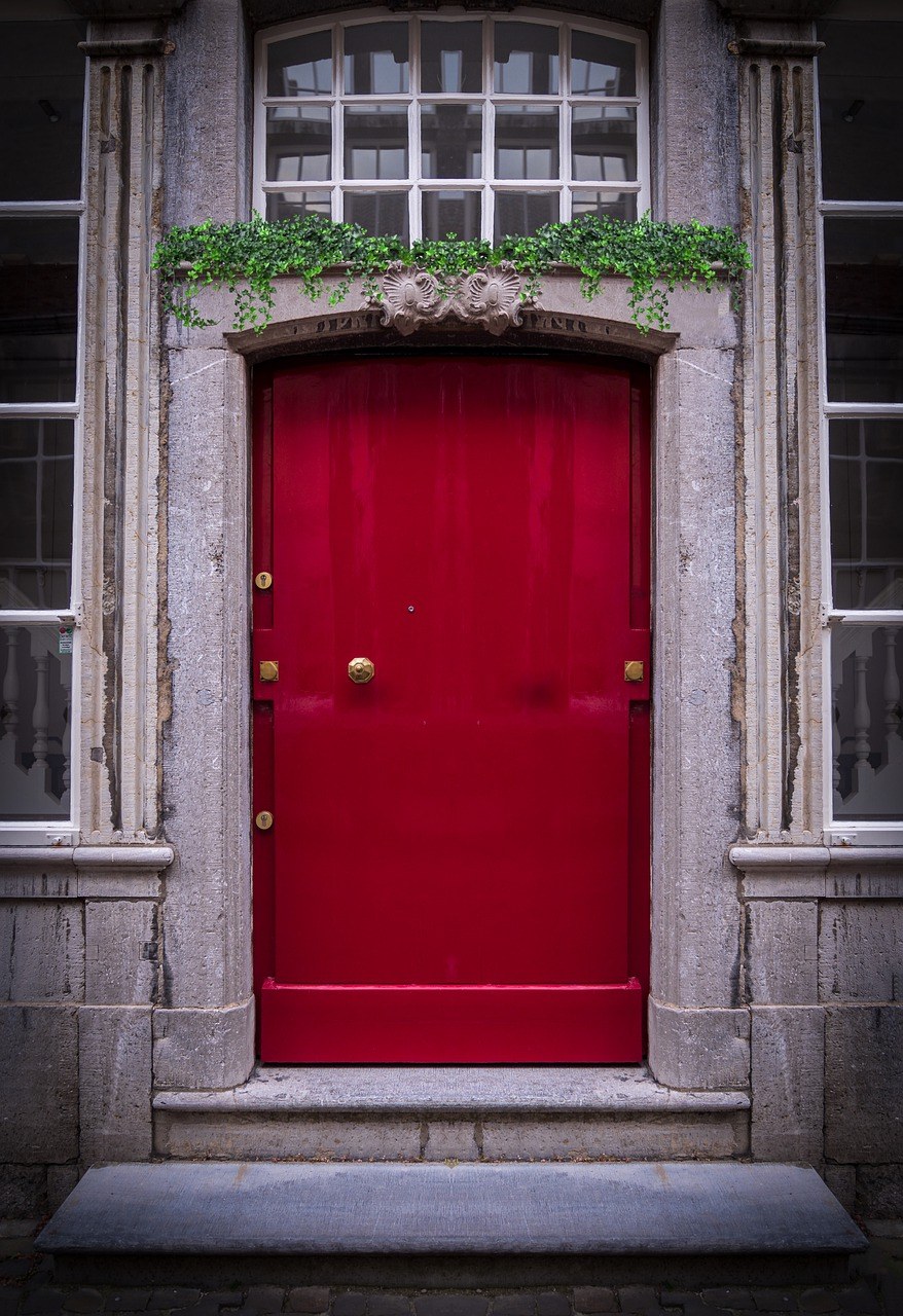 Красная входная дверь