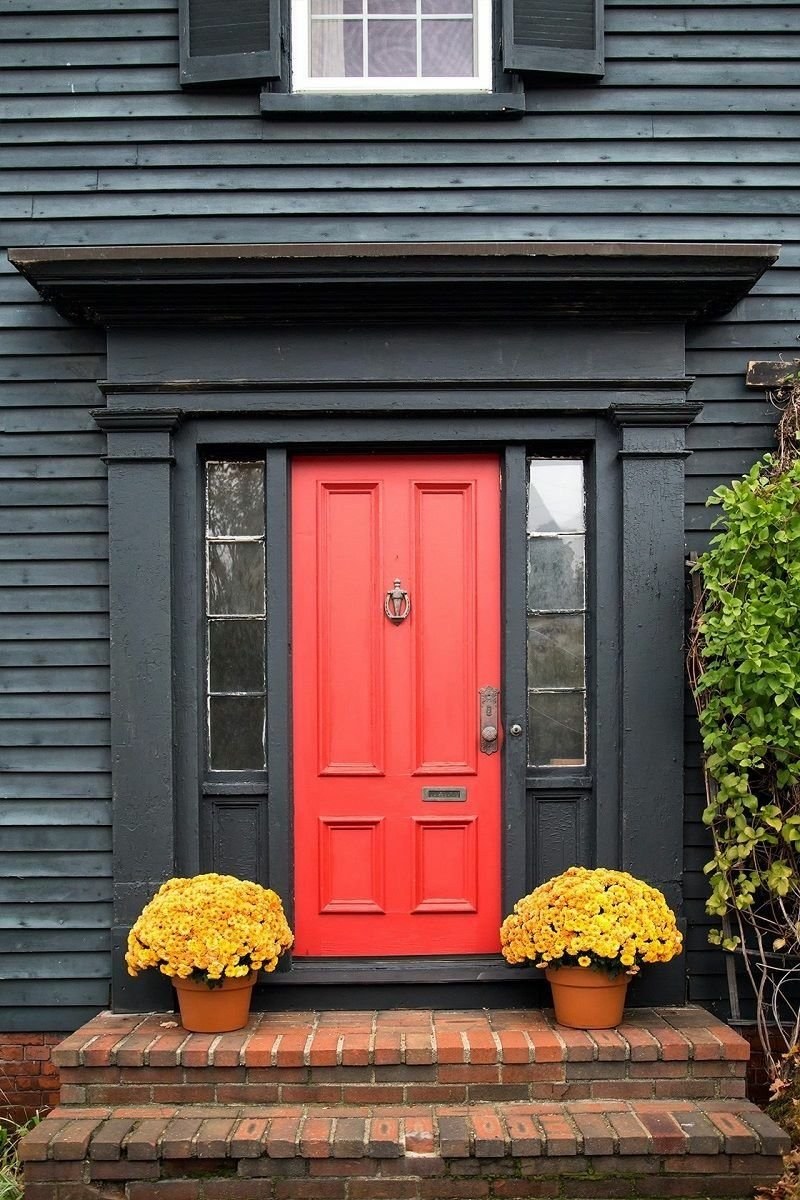 Красная входная дверь