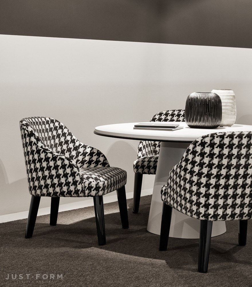 Стулья гусиная лапка в интерьере