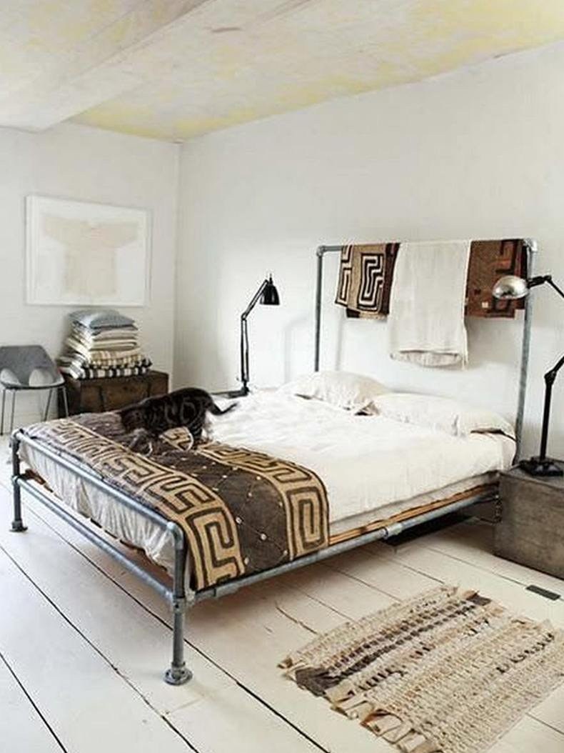 Металлическая кровать в интерьере лофт
