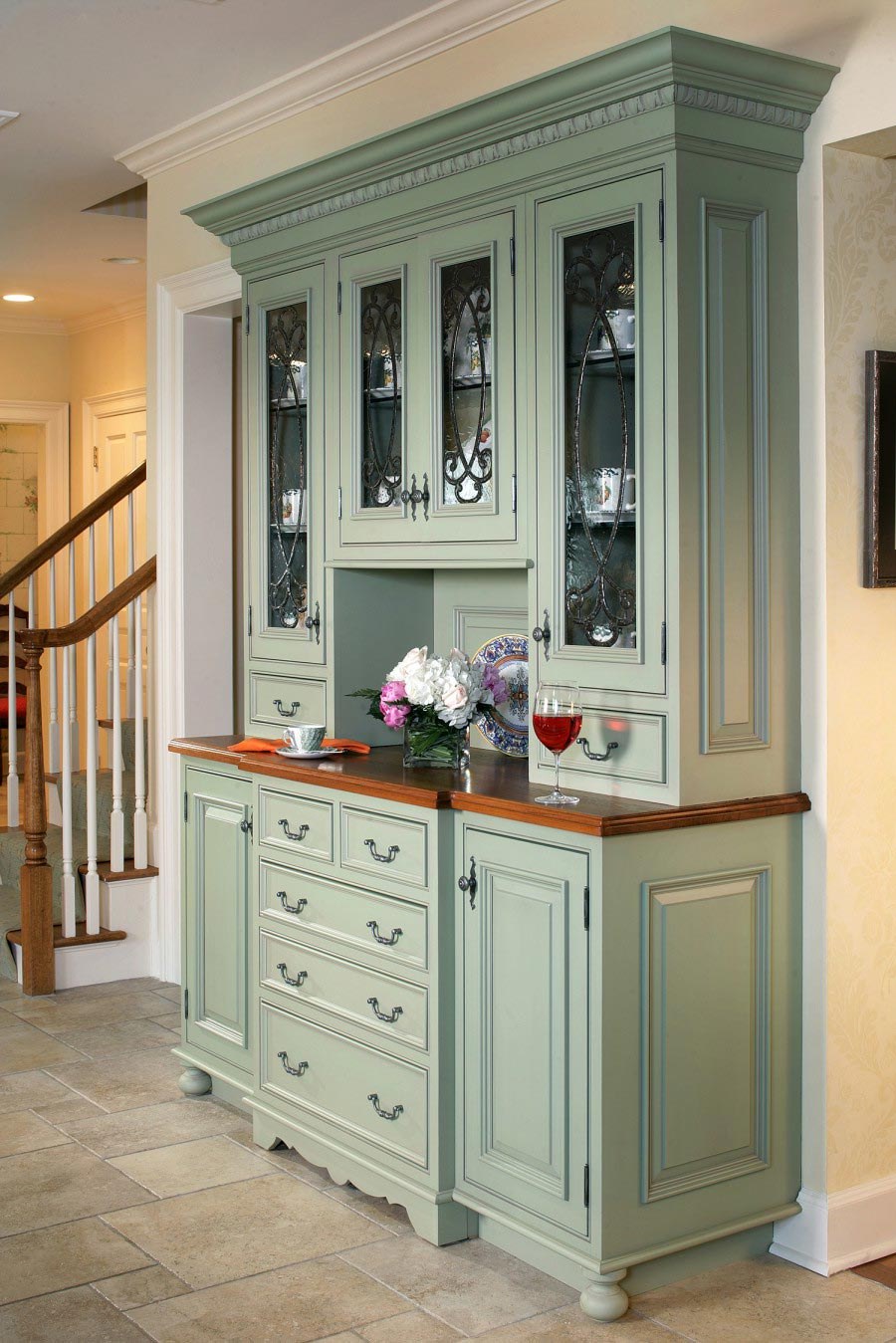 Кухня с буфетом классика