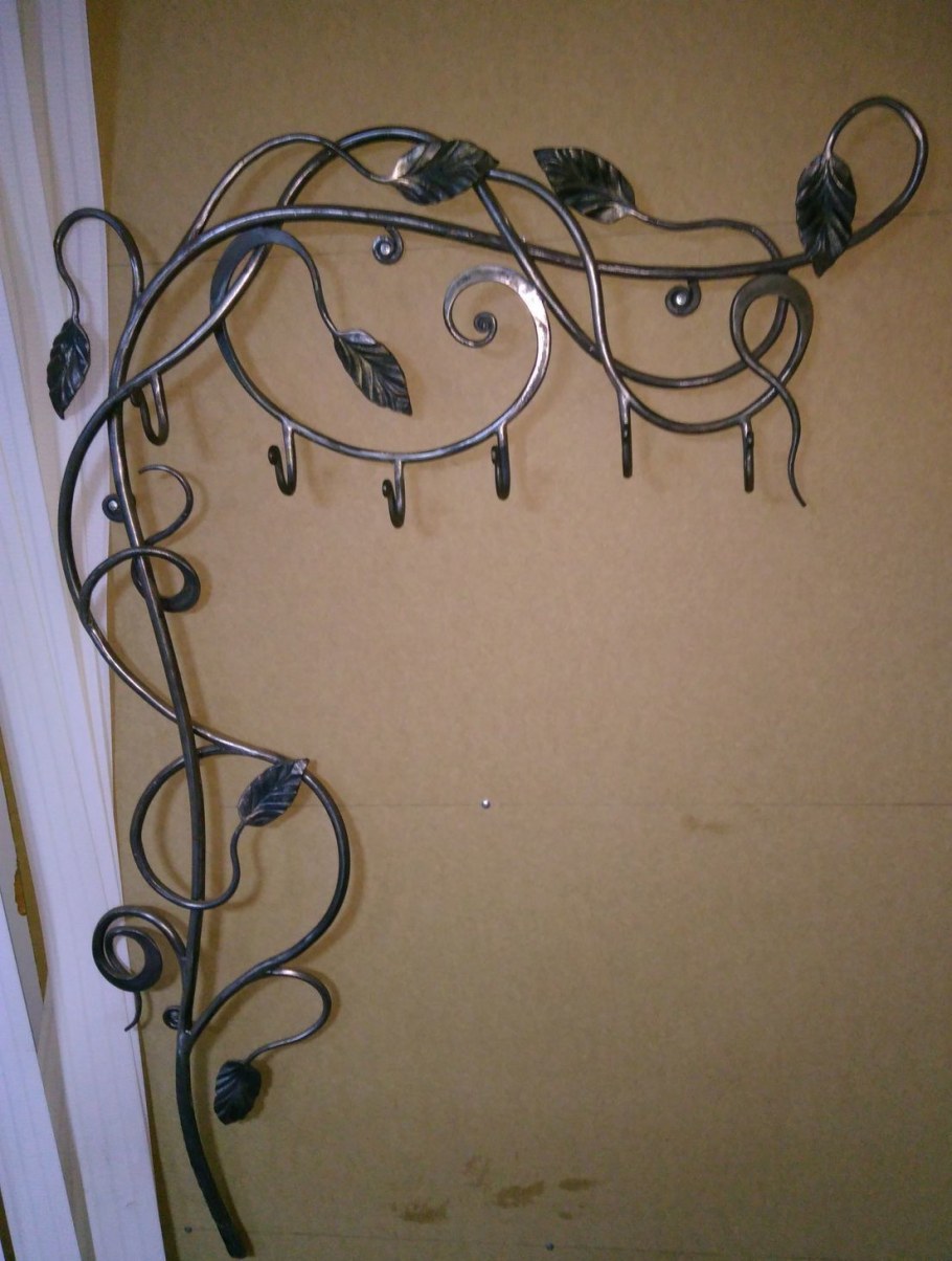 Кованая вешалка на стену