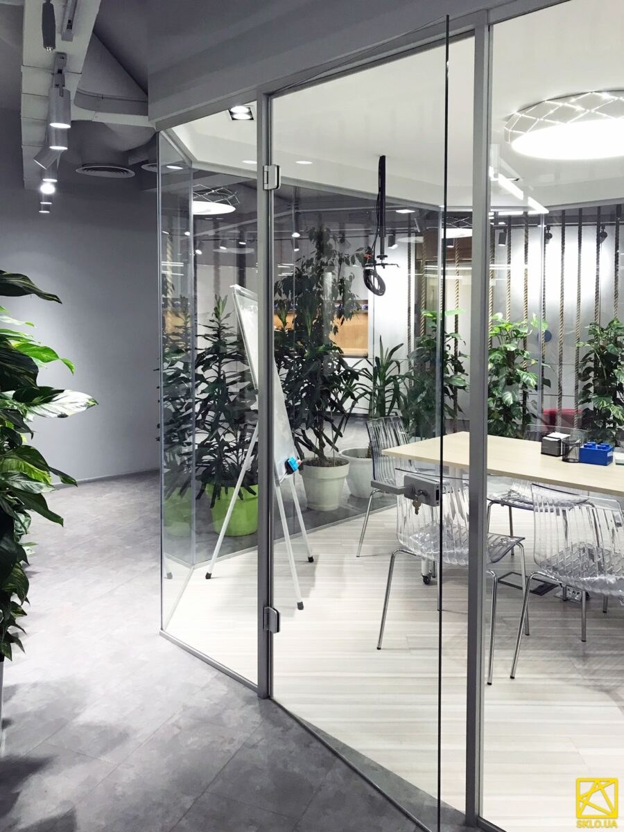 Маятниковая стеклянная дверь в переговорной (74 фото)