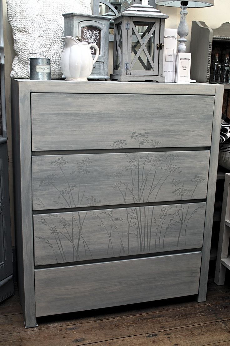 Серый комод из дерева