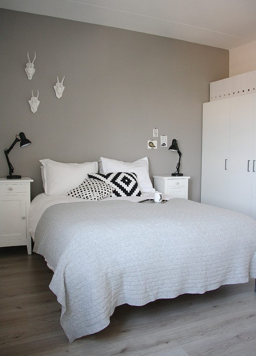 Серая спальня в скандинавском стиле