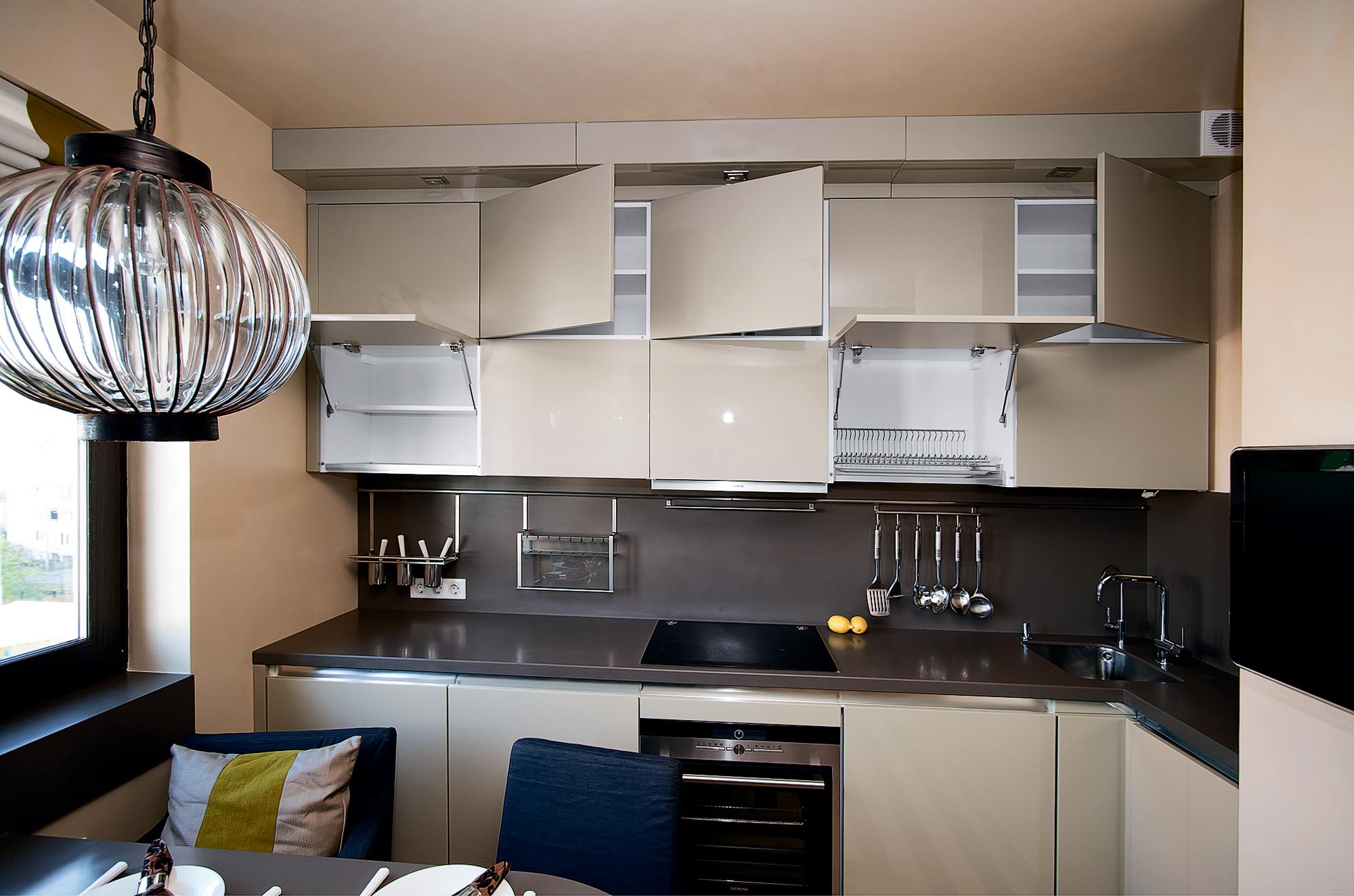кухонные шкафы до потолка на маленькой кухне