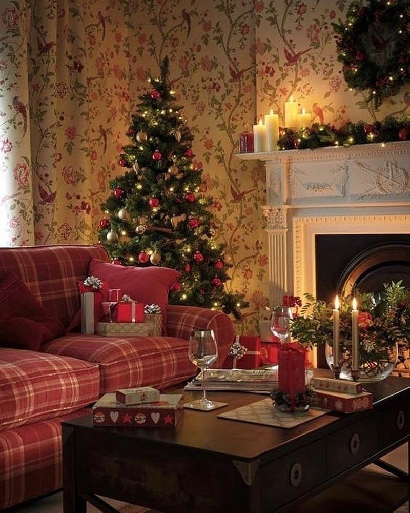 Новогодняя елка и камин