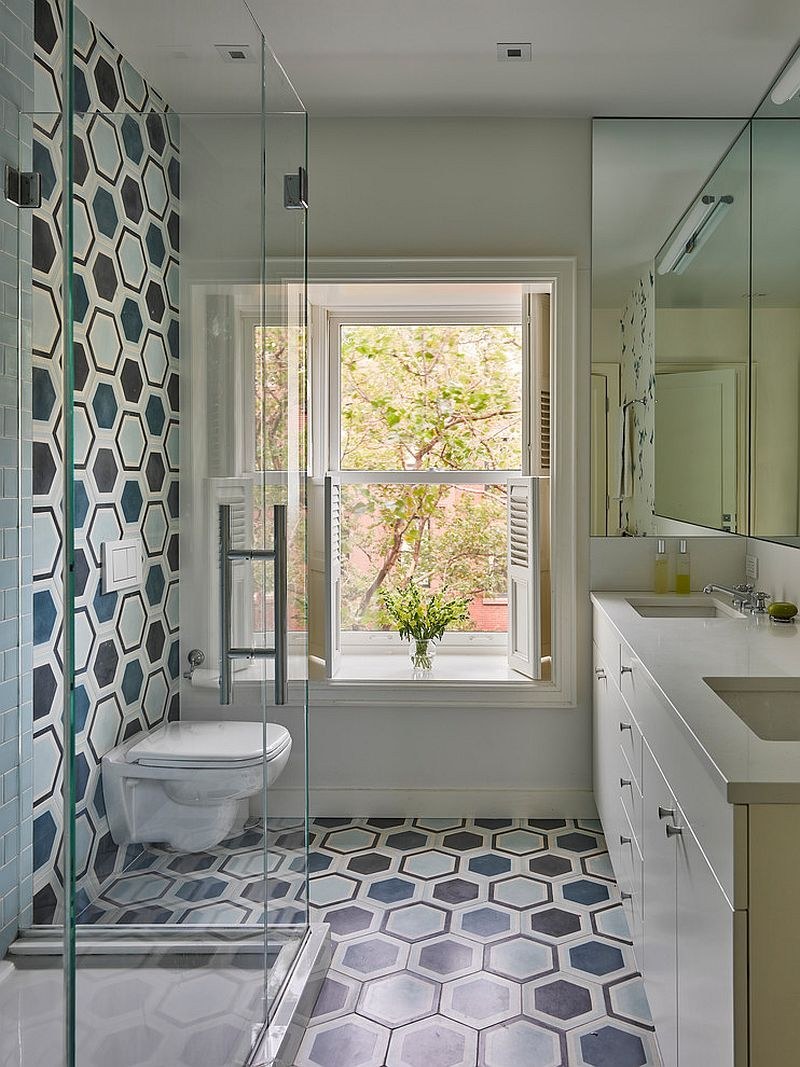 Ванная с окном и душевой кабиной