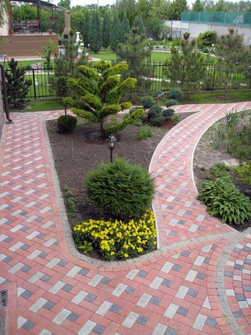 Клумба в тротуарной плитке