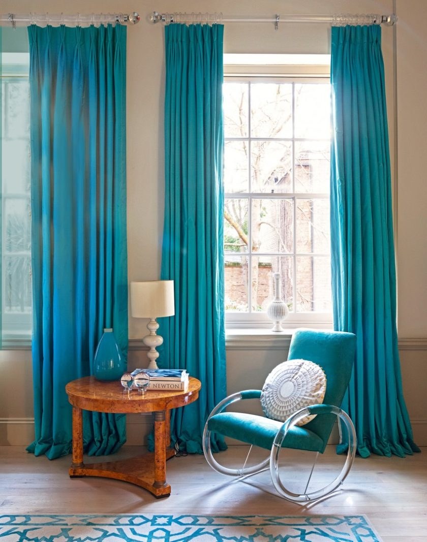 Бирюзовые шторы в интерьере