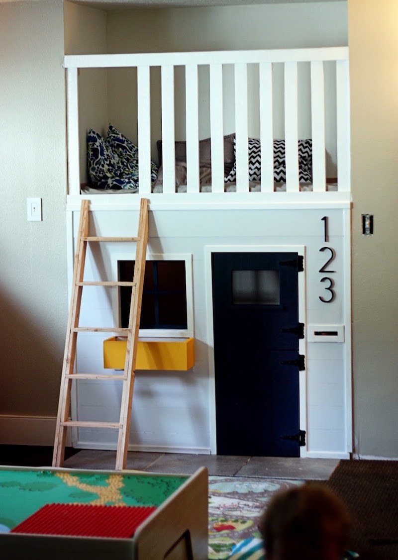 Двухэтажный домик для детей в квартире